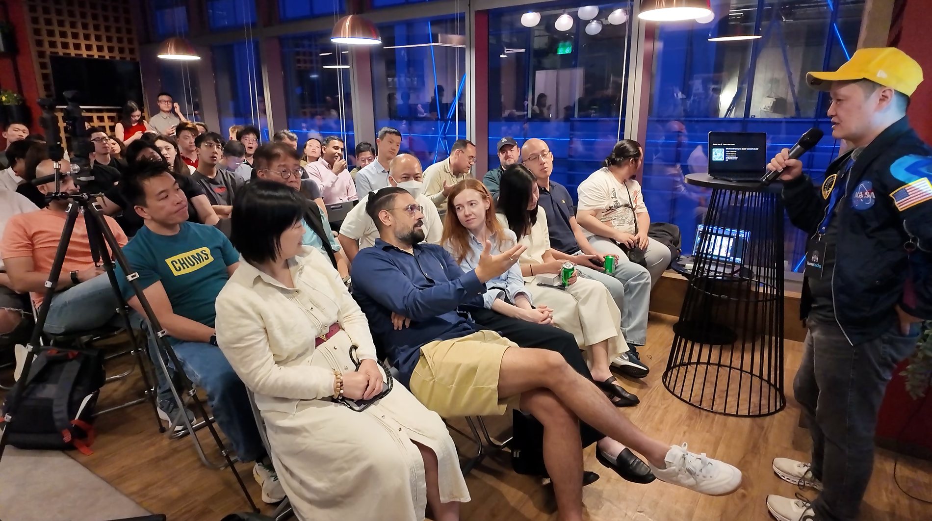 Audience member asking a question during the Lunatechs AI video event